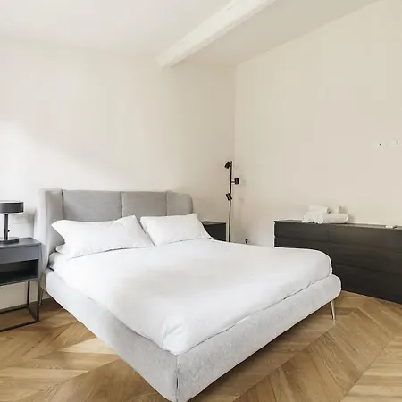 Апартаменты Elegant In The Heart Of